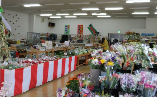 JAグリーンの店内には地元の農産物などが並びます。