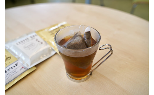 コーヒーバックは紅茶のようにお湯に漬けるタイプ。４分待つだけでフレンチプレスで淹れたような飲み口を楽しめます。