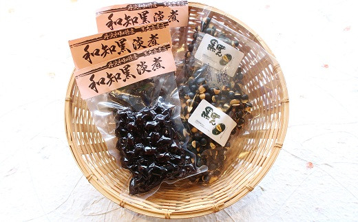 和知黒の煮豆「和知黒淡煮」と煎り豆「黒ぽん」を詰め合わせに。どちらも道の駅「和（なごみ）」の人気商品です。