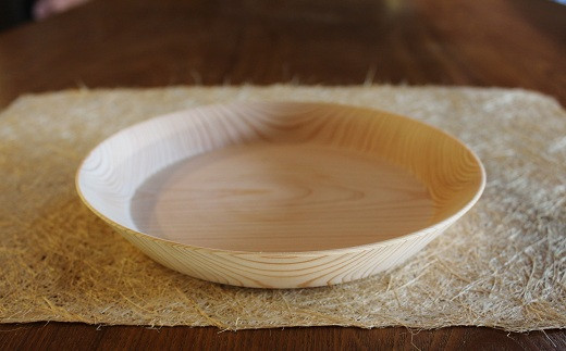 無垢の木と天然塗料でつくる（オーダーメイド）家具の店「つみ木家具店」が京丹波産ヒノキでつくる木のお皿。