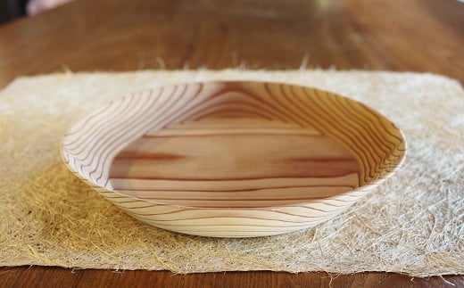 無垢の木と天然塗料でつくる（オーダーメイド）家具の店「つみ木家具店」が京丹波産スギでつくる木のお皿。