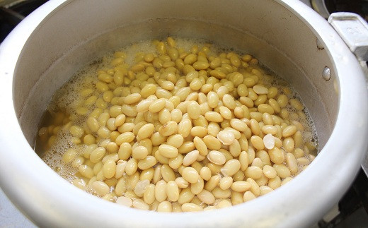 黒豆は皮をむいて、じっくり時間かけて炊き上げていきます。