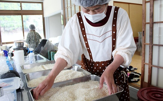 自作した麹を大豆と配合していきます。おいしい味噌づくりに重要な工程です。