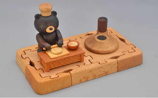 クマさんの精密木製玩具(生地伸ばし-枠付きセット) 小熊(こぐま)の木製おもちゃ トレー 自動人形 かわいいドールハウス 楽しい不思議な木製歯車 精密木工