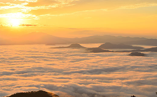 6月～10月の期間、早朝に見られる摩周湖の「雲海」