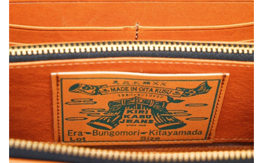 財布の内装部分にはジーンズの後ろにあるパッチが付いています。