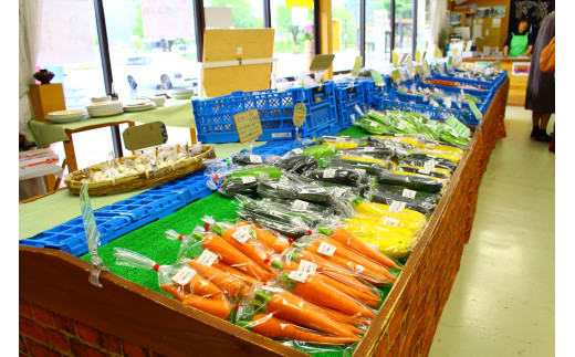 ぼたんの郷。新鮮な野菜が並ぶ市場です。