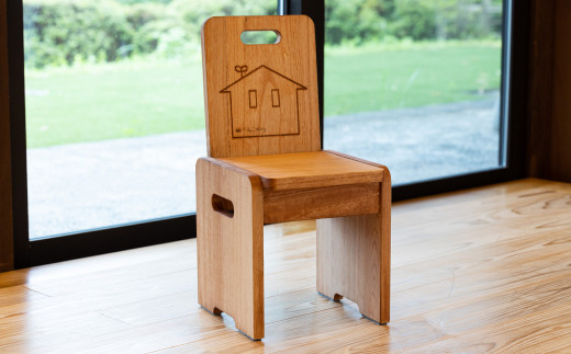 子供チェアー（高さ53㎝　幅26㎝　奥行27㎝　座面高28㎝） 下呂市 木製 1点もの ナチュラル キッズ 椅子 イス オリジナル 子供用 ローチェア