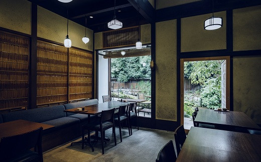 築100年以上の京町家にて伝統のある三味洪庵本店。