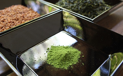 石臼挽き抹茶をブレンドして香りを演出。さらびき茶の独特の渋味とちょうど良いバランスをとります。