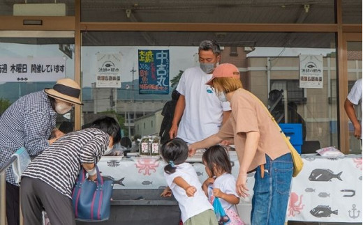 中村さんが漁師仲間と共に立ち上げた漁師の朝市。毎週木曜の朝、大崎上島の海の幸を島の方々により新鮮な状態で販売しています。