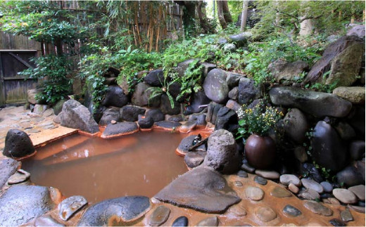 庭には専用の露天風呂。極上の温泉を独り占めできます。