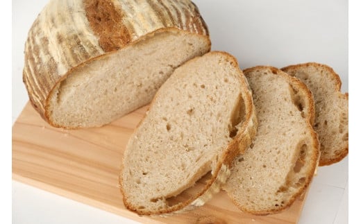 フランス語で田舎パンを意味するカンパーニュは、フランスの代表的な食事パンで、ずっしりした食べごたえが特徴です。