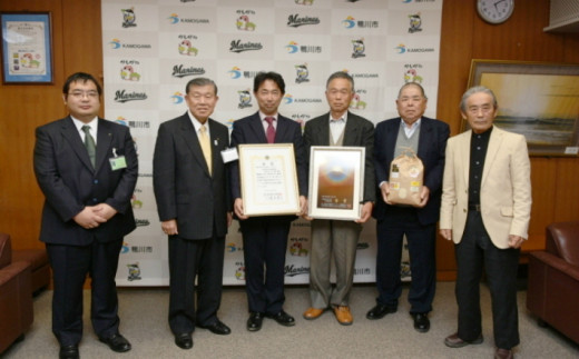 米･食味分析鑑定コンクール国際大会「都道府県代表お米選手権」の部で金賞を受賞した実績のある生産者です(左から３番目が満田さん)
