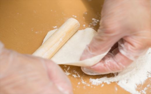 関東軒の自家製餃子は、皮から一つ一つ手作りで仕上げています。