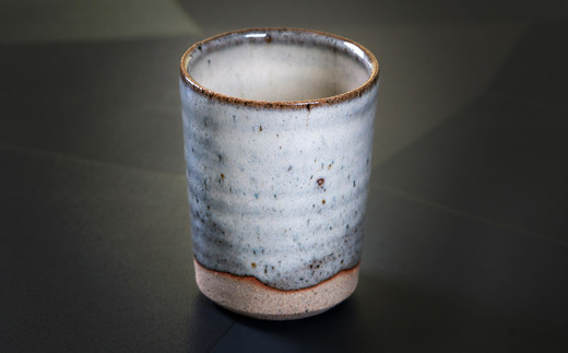 釉薬を柄杓掛けしたこのビアカップは、
東京にある日本民芸館展(2019)で、準入選した作品です。