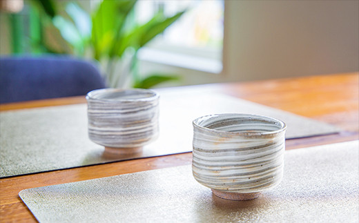 シンプルなフォルムは相手を選ばず、使い道が広がります。
お茶だけでなく和え物や香の物を入れるなど
盛り付けに使ってもよし。
