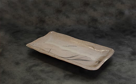 鏡山窯初代・井上東也作の絵唐津の脚付長皿です。
桐箱に入れお届けいたします。