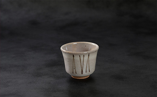 お茶だけでなく甘酒を入れてもよし。
和え物や香の物を入れてみるなど盛り付けに使うのもいいものです。