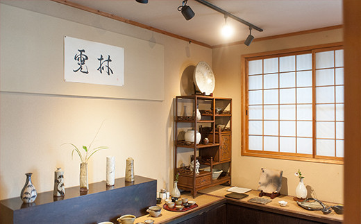 中野窯は、三代中野霓林を襲名した中野正道が、
唐津焼の伝統を踏まえた茶陶をはじめ、細工物を手掛けています。