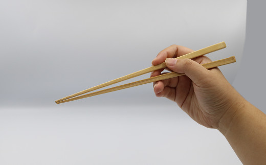 竹のお箸はとても軽く、重さは10g前後。年配の方やお子様に使いやすいと好評を頂いています。