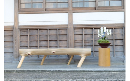 100年ヒノキのベンチ／枝をそのまま使用した磨き丸太ベンチ　一点物　ヒノキ　 天然素材　リビングベンチ　長椅子