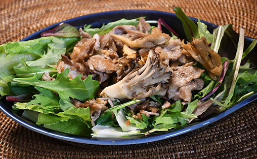 舞茸と豚肉をカリカリなるまで炒め、サラダにトッピング。香り豊かでうまみが凝縮した、ボリューミーなサラダです