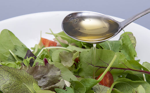 サラダや炒め物にさっと香油をたらすと、食卓に豊かな香りが広がります