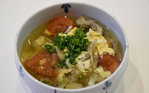 舞茸だしパックを煮出し、舞茸とトマトを入れて煮込んで、溶き卵を加えたスープ。ほっこり温まる、やさしいおいしさです