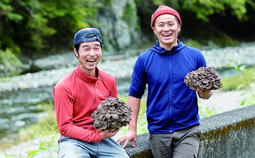 村にUターンしてから10年以上原木舞茸の栽培に取り組んでいる、農事組合法人丹波山倶楽部の雄大さんと隆幸さん