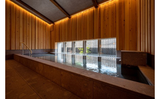 信濃川の源流である山の湧き水を引き込んだ温浴施設「山泉 SAN-SEN」は柔らかいお湯で心身を癒やします。