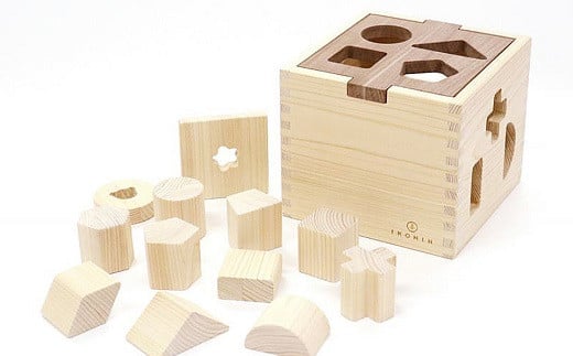 形の異なるブロックをボックスの穴の形に合わせて中に入れる箱型ブロックパズルは、知育用おもちゃの定番品。