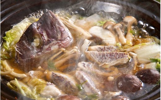 次は、鯛のお頭と鯛つみれを加えて鯛の寄せ鍋！
鍋つゆは、鯛のアラ・昆布・いりこ・鯖の４つからつくった自慢の自家製ダシです！
