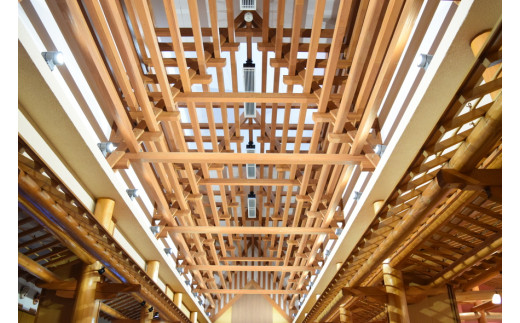 天井が高く開放的な吹き抜け。館内は木の温もりを感じる和モダンな雰囲気です。