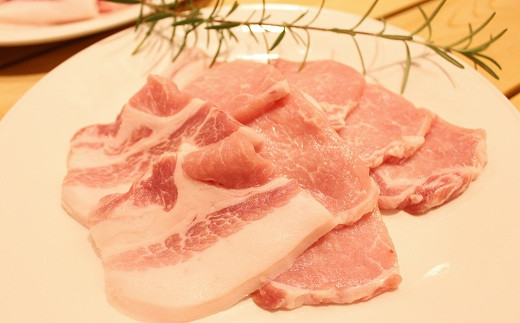 「京丹波高原豚」は、「有限会社日吉ファーム」が自社で血統を守り続け、厳選した親豚を交雑した三元豚。