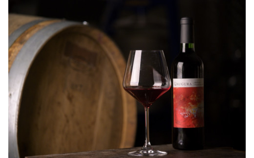 赤ワイン「QUAGURA（クァウグラ）」。備中神楽の舞の力強さをワインのテイストに込めて、ワインラベルで表現しています。