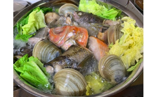 魚介の出汁が染み込んだ海鮮鍋は絶品。大人3～4人で召し上がっていただけます(野菜類やスープは付属していません)