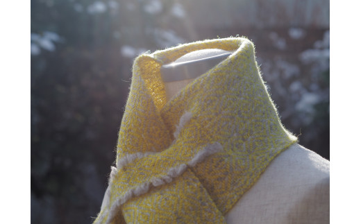 ふわふわのやわらかな羊毛を、空気をたっぷり含んで織りあげました。
