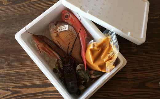 獲れたての伊勢海老や地魚と特製ブイヤベーススープは冷蔵便でお送りします。