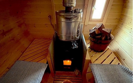 ロシア製の薪ストーブで100℃超えも可能。ロウリュはかけ放題！
