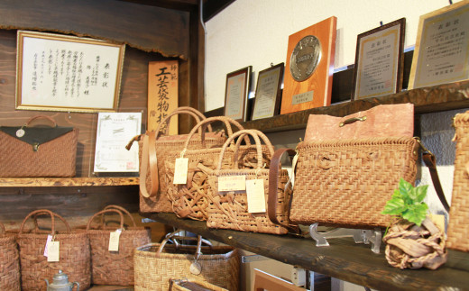 雫石民芸社では布草履の他に様々な作品を作っています。