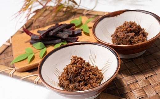 そぼろ煮は地元の丹波黒大豆の黒豆味噌仕立てで、生姜風味とゆず風味があります。