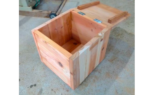 Box Stool(ボックススツール) スギ板とヒノキの枝の箱型収納付きスツール
