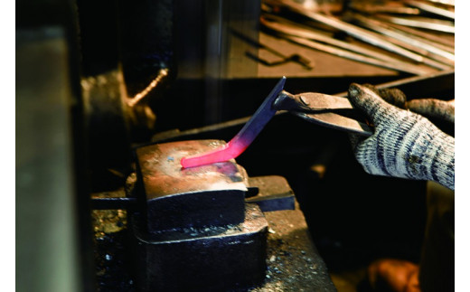熱した鋼材をハンマーで叩き、刃物の原型を作ります。