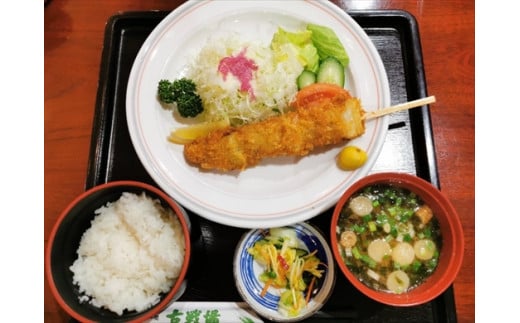 写真は日替わり定食の「串カツ定食」。※日替わり定食は、日によって提供メニューが異なります。