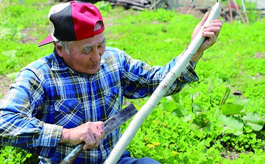 くるみの枝1本1本にナタで切り込みを入れます。