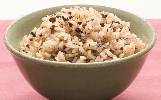お米と一緒に炊くだけの簡単調理（白米2～3 合に黒豆ごはんの素約10g）。お手軽に丹波黒の黒豆ごはんがお楽しみいただけます