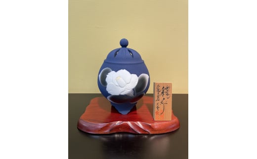 【伊万里焼】藍吹染白椿彫香炉 H821 296616 - 佐賀県伊万里市