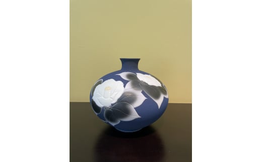 【伊万里焼】藍吹染白椿彫花瓶 H822