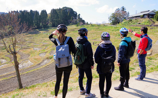 日本の棚田百選に選ばれた「大山千枚田」など里山を巡るコースです。